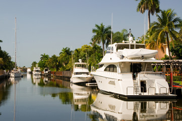 Yachten in einem Kanal in Fort Lauderdale