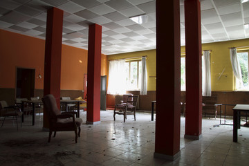 salle de bal au piliers rouges