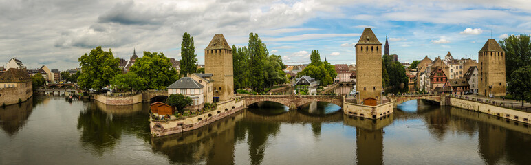 Fototapeta na wymiar Panorama gedeckte Bruecken in Strasbourg