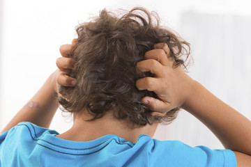 Naklejka premium enfant démangeaison