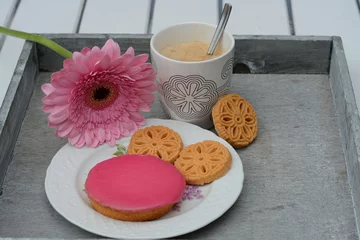 Foto auf Glas Koffie met koekjes met roze gerbera © trinetuzun