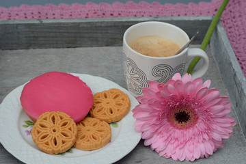 Fototapeta na wymiar Koffie met koekjes met roze gerbera