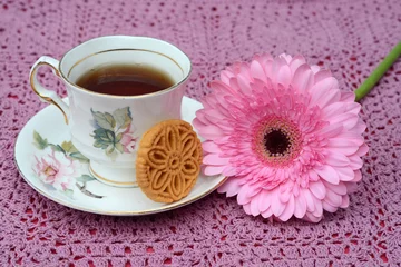 Foto auf Acrylglas Kaffee oder Tee in einer alten Tasse und einem gehäkelten Teppich © trinetuzun