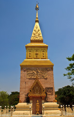 Fototapeta premium Pagoda gold landmark with thai against blue sky Thailand