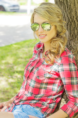 Naklejka premium beautiful sexy girl with large plump lips curls in denim shorts
