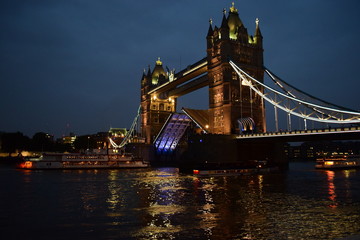 Obraz premium Open Tower Bridge by Night