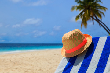 Obraz na płótnie Canvas hat on tropical sand beach