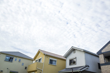 住宅の屋根と空