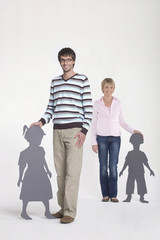 Mann und Frau mit Kinder Silhouetten