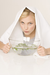 Junge Frau Einatmen von Dämpfen,Portrait