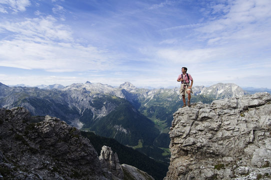 Österreich,Salzburger Land,junger Mann auf Berg