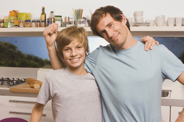 Obraz premium Vater und Sohn ( 13-14 ) lächelnd,Mann gestikuliert,Portrait