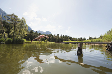Italien,Südtirol,Mann springt in den See