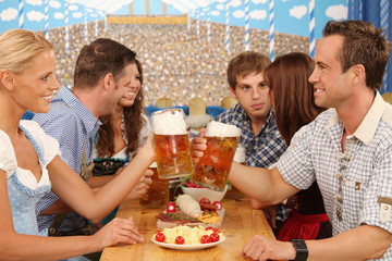Gruppe in Trachtenkleidung