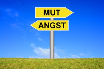 Schild Wegweiser: Mut / Angst