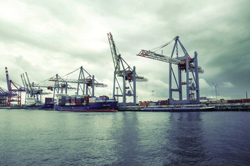 Obraz premium cranes and ships