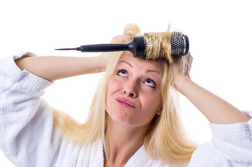 Blondine mit Haarbürste in der Hand