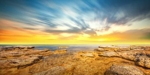 Foto op Plexiglas Zonsondergang aan zee Zonsonderganghemel en tropische zee in de schemering