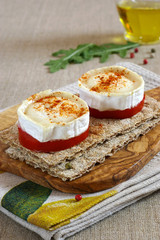 Light snack: Warm goat cheese and tomatoes