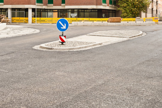 Strassenbau - Neue Teerdecke und neue Verkehrsinsel