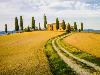 Cercles muraux Toscane Ferme typique dans le paysage toscan, Italie