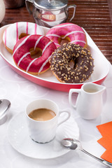 Prima colazione con donuts, brioches, latte e caffè