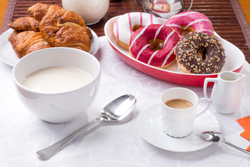 Obraz na płótnie Canvas Prima colazione con donuts, brioches, latte e caffè