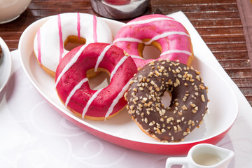 Prima colazione con donuts,