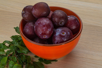 Plums in the bowl