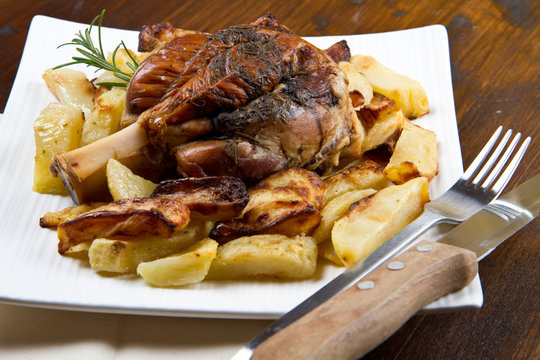 stinco di maiale con patate arrosto