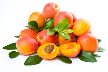 Fototapeta na wymiar Apricots with leaves 