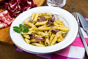 pasta con insalata trevigiana e pancetta affumicata
