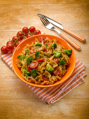 integral pasta with broccoli and fresh tomatoes