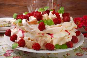 pavlova cake with raspberries