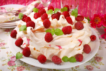 pavlova cake with raspberries