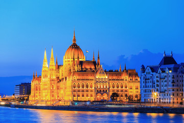 Naklejka premium Hungarian Parliament Building in Budapest, night view