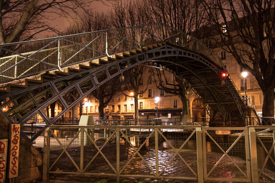 Fototapeta passerelle du canal saint martin la nuit