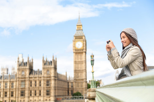 Travel tourist in london sightseeing taking photos