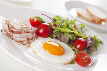 Breakfast with eggs, ham and fresh salad.