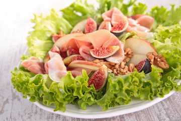 salad with prosciuttol and fig