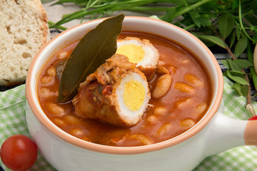 Fagioli all'uccelletta con involtino di carne