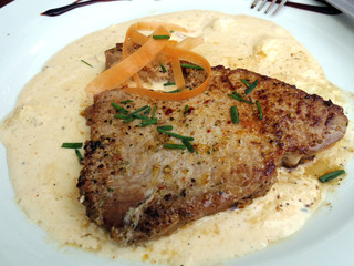 tuna steak in white sauce