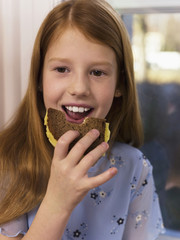 M&auml;dchen (4-7) Essen Sandwich,close-up