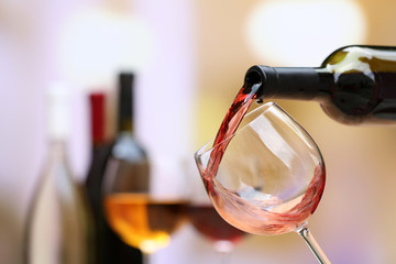 rode wijn, gieten, in, wijnglas, close-up