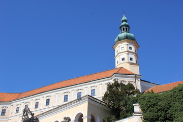 Das Schloss Nikolsburg in Mikulov in Südmähren (Tschechien)