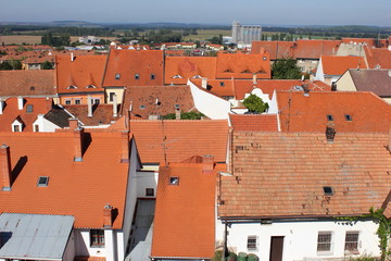 Fototapeta na wymiar Die Dächer der Altstadt von Schloss Mikulov aus gesehen