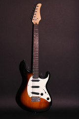 Obraz premium Gitara na ciemnym tle