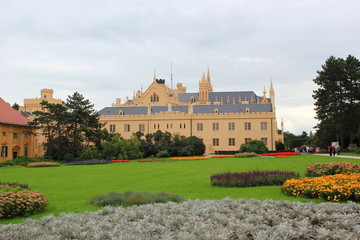 Das berühmte Schloss Lednice in Tschechien mit Schlossgarten