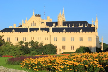 Schloss Lednice mit dem Schlossgarten in Tschechien