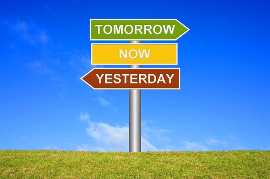 Schild Wegweiser: Tomorrow / Now / Yesterday